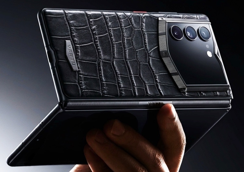 Хороший понт дороже денег: вышел складной смартфон Vertu AlphaFold за $13 800 с кожей аллигатора и не новым чипом