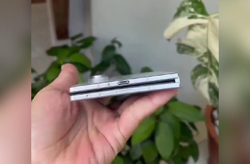 Макет грядущего складного смартфона Samsung Galaxy Z Fold 8 Wide показался на видео