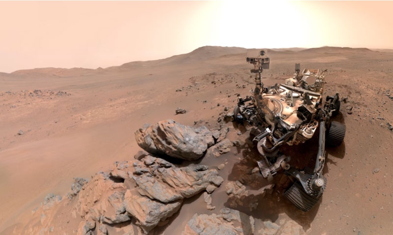 Марсоход NASA Perseverance сделал бодрое селфи в ореоле солнечных лучей