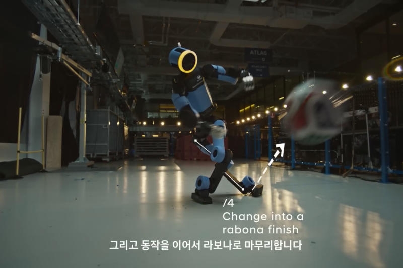 Робот Boston Dynamics&nbsp;Atlas исполнил футбольный удар &laquo;призрачная рабона&raquo; и не запутался в ногах