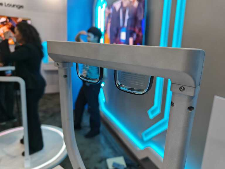 Samsung Display показала линзы для умных очков с micro-OLED, способные отображать полупрозрачное видео