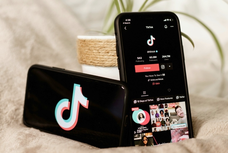 TikTok бросила вызов Booking: теперь можно бронировать путешествия и отели прямо из видео