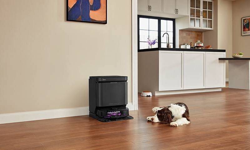 В России поступил в продажу робот-пылесос&nbsp;Midea V15 Max Ultra, который максимально автоматизирует уборку