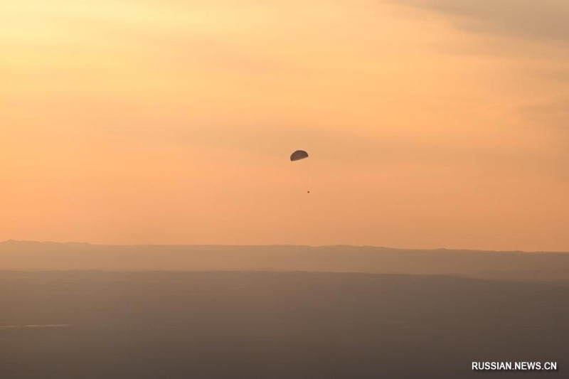 Застрявший в космосе экипаж &laquo;Шэньчжоу-21&raquo; наконец-то вернулся на Землю на космическом корабле&nbsp;&laquo;Шэньчжоу-22&raquo;