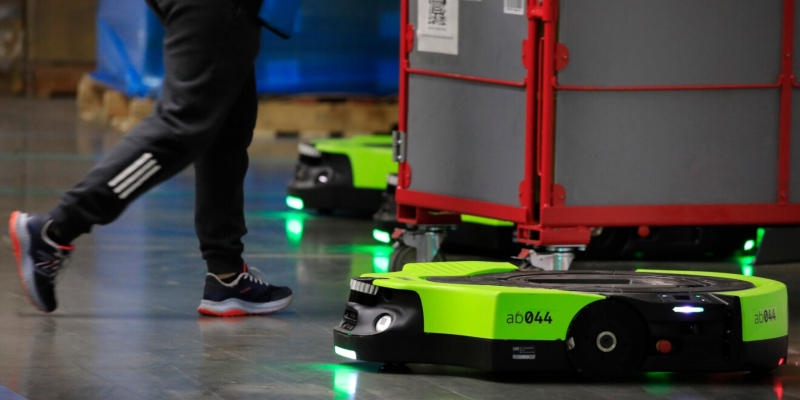 Amazon представила полностью автономного складского робота Proteus с голосовым управлением