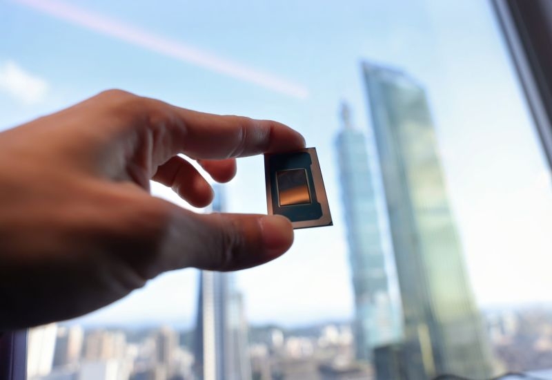 Intel и Hitachi договорились о сотрудничестве в сфере производства чипов, ИИ, квантовых вычислений и энергетики