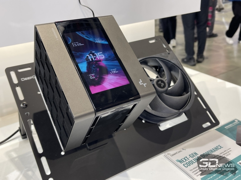 Репортаж со стенда DeepCool на Computex 2026: беспроводные вентиляторы, кулеры с экранами и блоки питания до 3200 Вт