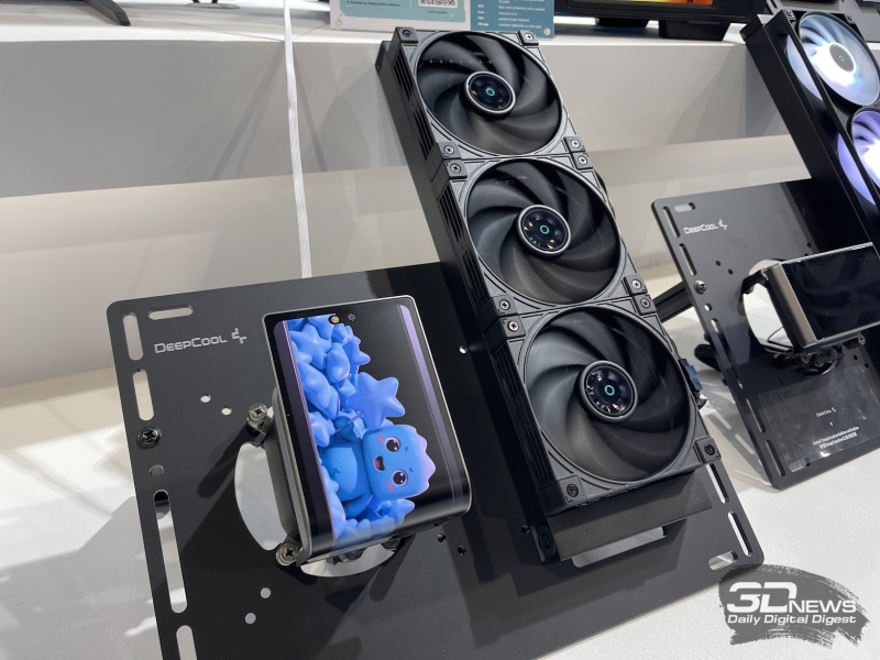 Репортаж со стенда DeepCool на Computex 2026: беспроводные вентиляторы, кулеры с экранами и блоки питания до 3200 Вт