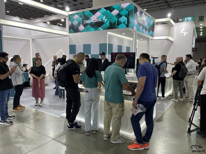 Репортаж со стенда DeepCool на Computex 2026: беспроводные вентиляторы, кулеры с экранами и блоки питания до 3200 Вт