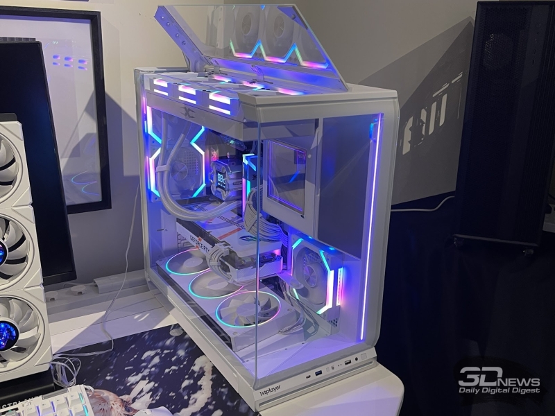 Репортаж со стенда&nbsp;1stPlayer на Computex 2026: панорамные корпуса,&nbsp;СЖО и кулеры с экранами и компактные, но мощные блоки питания