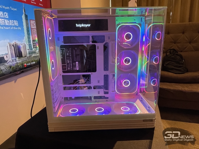 Репортаж со стенда&nbsp;1stPlayer на Computex 2026: панорамные корпуса,&nbsp;СЖО и кулеры с экранами и компактные, но мощные блоки питания