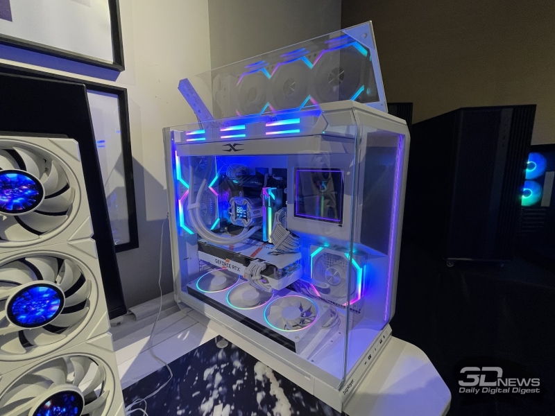 Репортаж со стенда&nbsp;1stPlayer на Computex 2026: панорамные корпуса,&nbsp;СЖО и кулеры с экранами и компактные, но мощные блоки питания