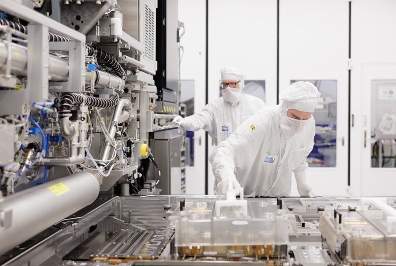 Власти США подозревают, что передовое EUV-оборудование ASML для производства чипов могло попасть в Китай