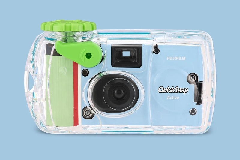 Fujifilm выпустила одноразовые плёночные камеры QuickSnap — они позволят снять 27 монохромных или цветных кадров