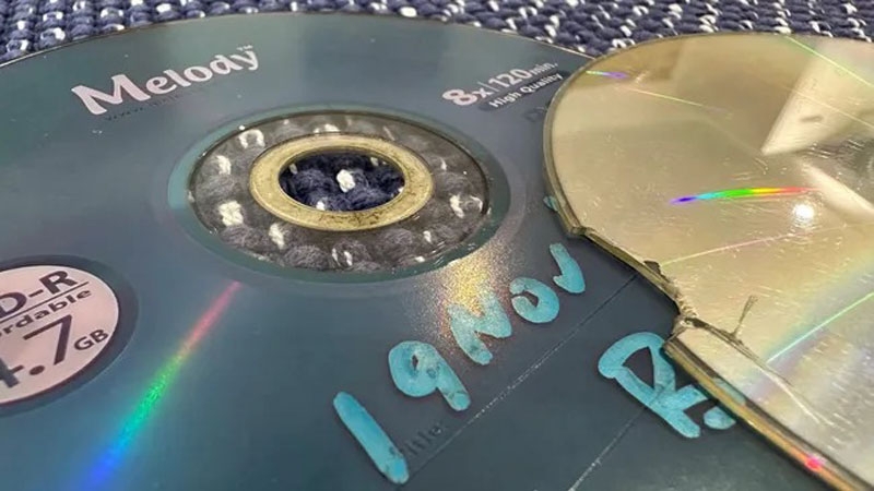 Коллекции CD- и DVD-дисков поразила странная эпидемия — они начали рассыпаться без видимых причин