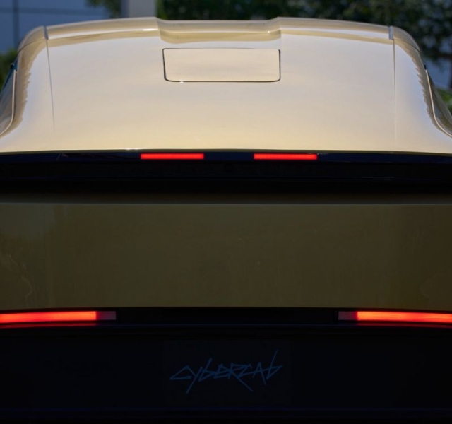 Tesla живьём показала первый электромобиль со встроенной антенной Starlink