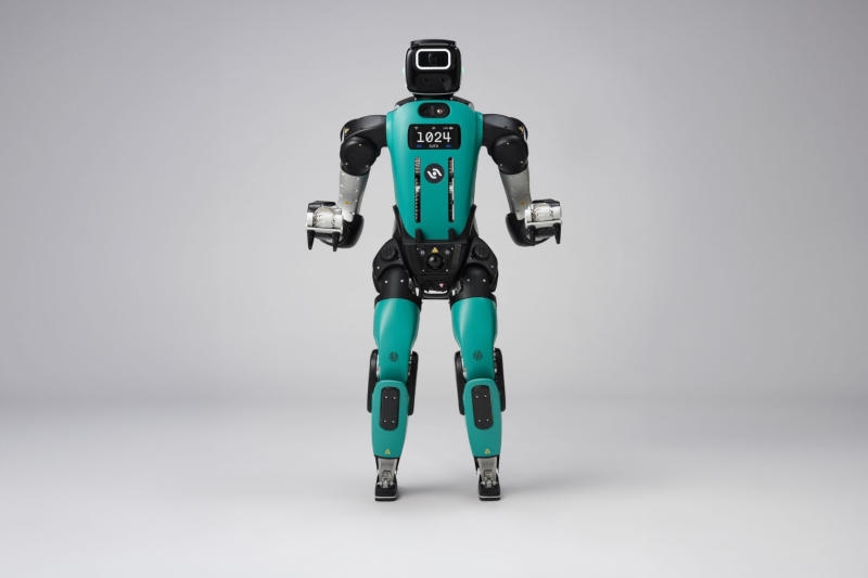 Agility Robotics представила робота Digit 5 — он замирает или приседает при виде человека, но так и задумано