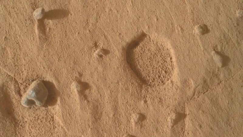 Марсоход NASA Curiosity обнаружил на Марсе странные &laquo;отпечатки ног&raquo; &mdash; учёные пока не знают, откуда они взялись