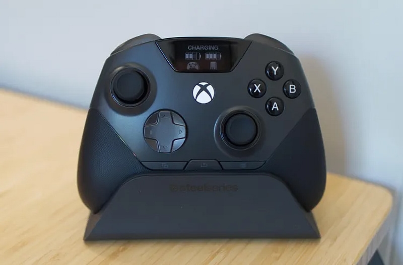 SteelSeries представила дорогой геймпад Aeon Pro для Xbox и PC с дисплеем и ценой $260