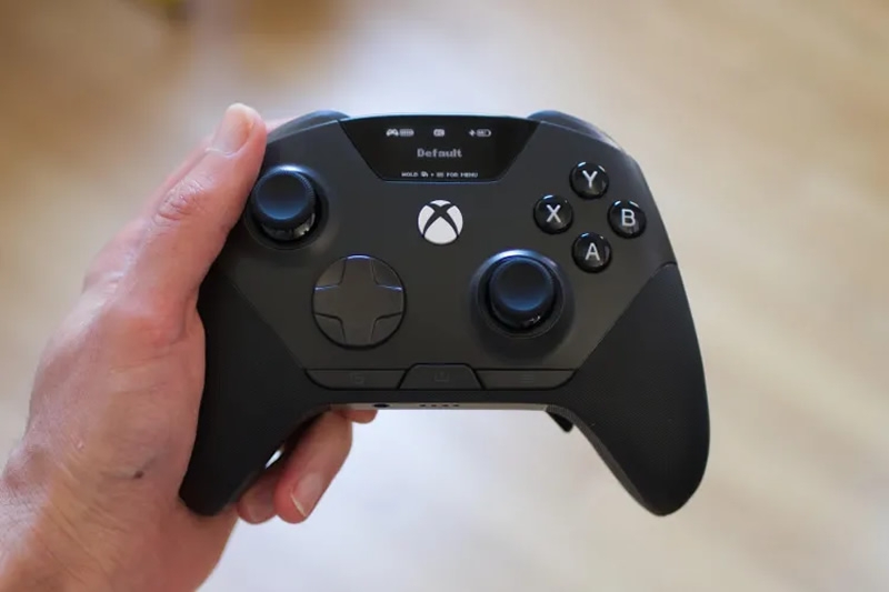 SteelSeries представила дорогой геймпад Aeon Pro для Xbox и PC с дисплеем и ценой $260