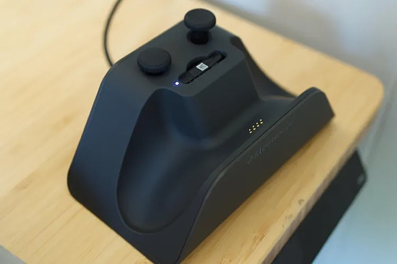 SteelSeries представила дорогой геймпад Aeon Pro для Xbox и PC с дисплеем и ценой $260