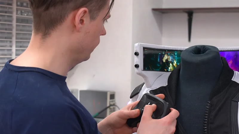 Косплеер смастерил куртку из Cyberpunk 2077 с OLED-воротником, на котором можно играть в Cyberpunk 2077