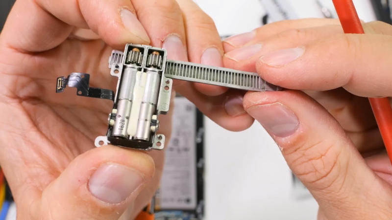 Несостоявшийся смартфон LG Rollable с &laquo;растягивающимся&raquo; экраном показали изнутри