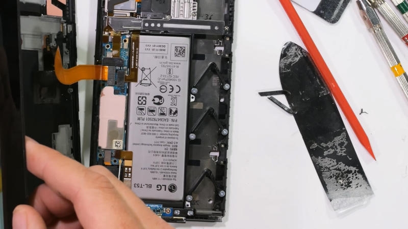 Несостоявшийся смартфон LG Rollable с &laquo;растягивающимся&raquo; экраном показали изнутри