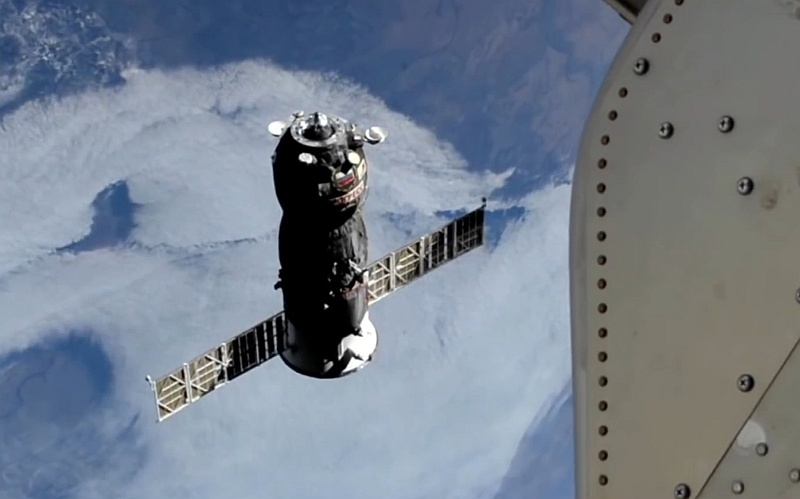 Российские космонавты вручную пристыковали грузовой &laquo;Прогресс МС-33&raquo; к МКС