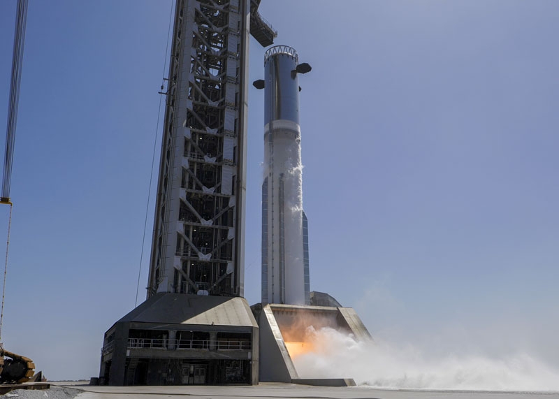 SpaceX впервые провела огневые испытания новейшей версии ускорителя Super Heavy &mdash; такой долетит даже до Луны